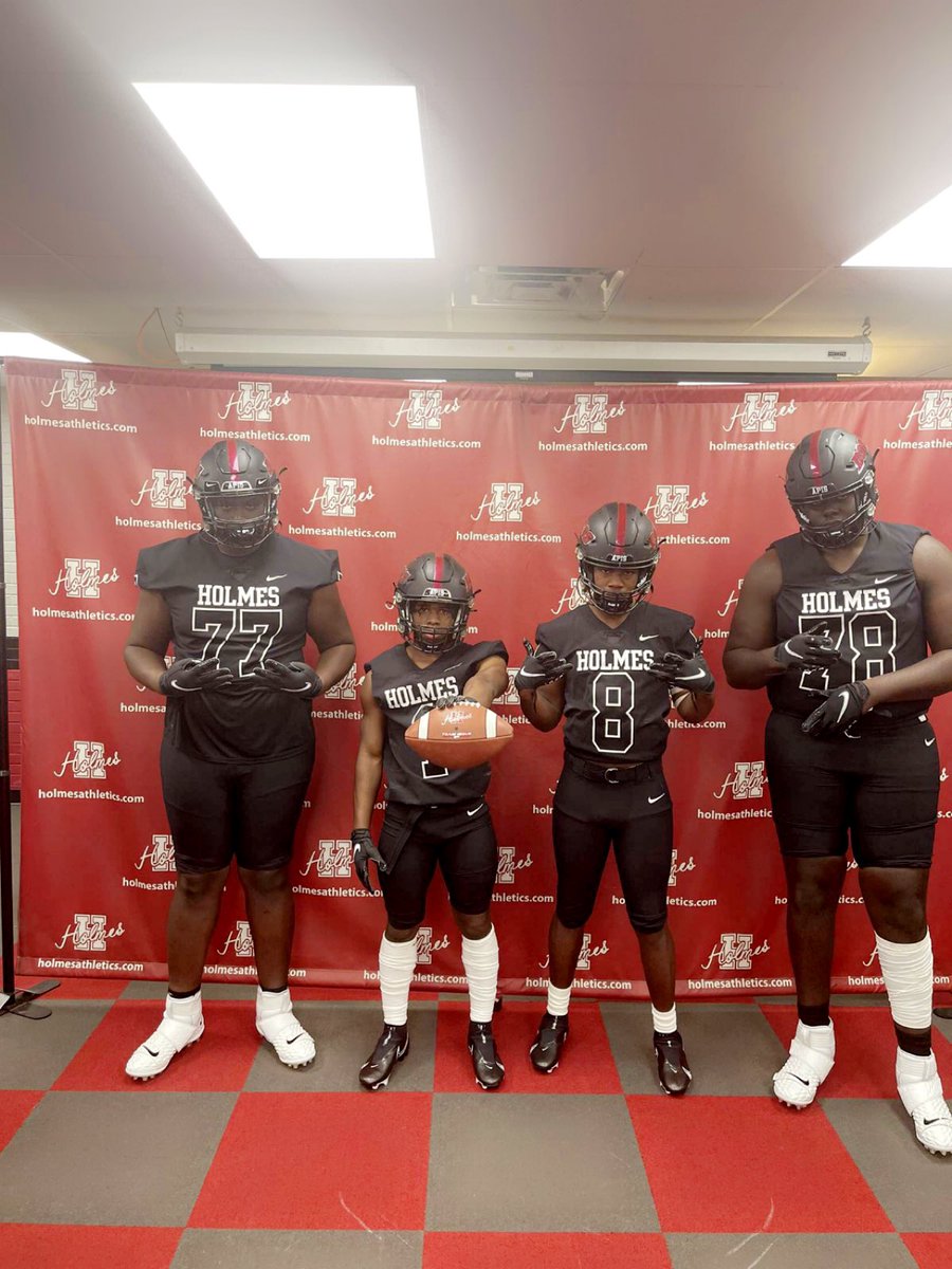 Most definitely enjoyed my visit with HolmesCC today❤️🖤 @OLCoachGeorge <a href="/ChrisLanney/">BìgChrîś7️⃣7️⃣</a> <a href="/DJxFRANKLIN/">D.J FRANKLIN .JR</a> <a href="/jaymwhite2003/">Jay White🥶</a> #GoDawgss #AGTG