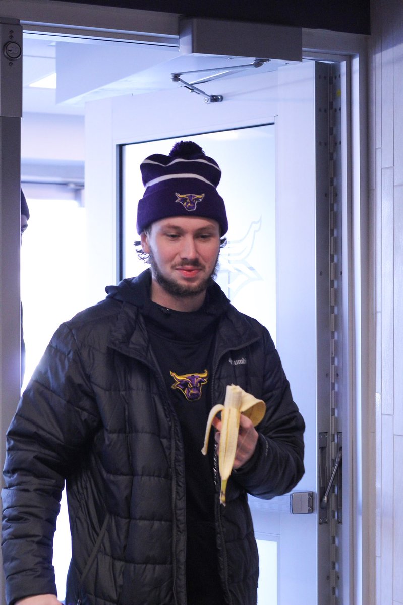 MinnStMHockey's tweet photo. @Lucas_sowder loves him banana 🍌 https://t.co/6DcMApa0To