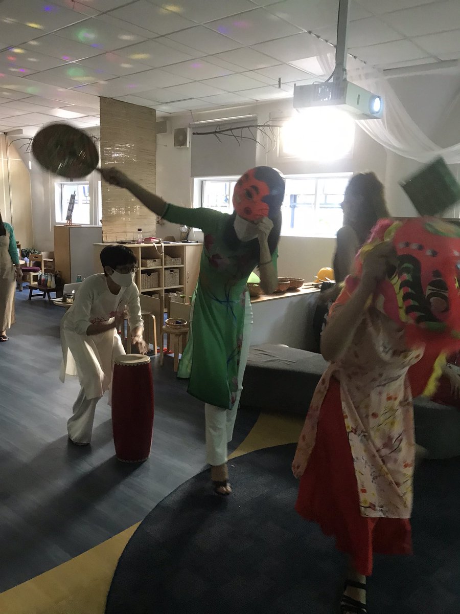 IshhkH's tweet photo. We may be still online but that didn’t stop our local EE teachers putting on a fabulous assembly for our EY learners #ishcmcib #earlyexplorers #TET @ISHCMC https://t.co/aEC3hFLXOq