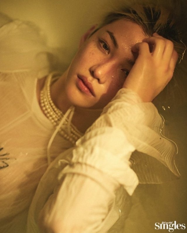 JiniChannel's tweet photo. ¿Qué opinan de este look? #Felix de #StrayKids realizó una sesión de fotos para Singles Korea y comentó que tiene curiosidad de lo que Stay diga sobre las fotos que logró sacarse. https://t.co/rqrPwyjVyY