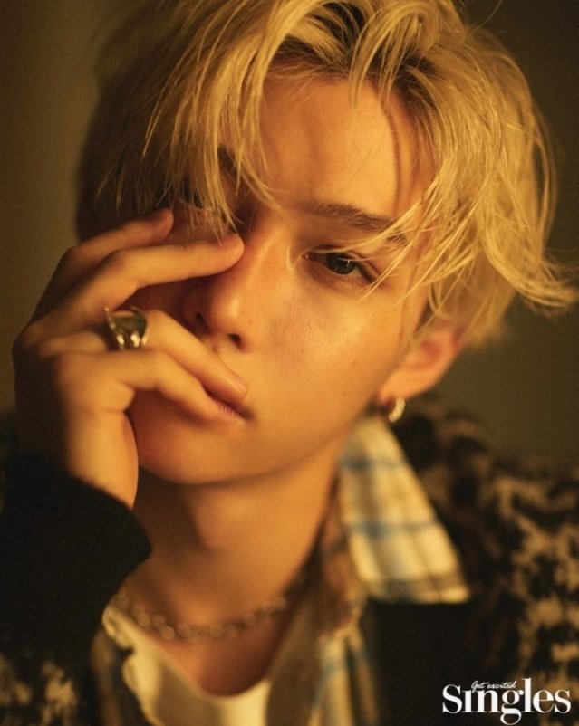 JiniChannel's tweet photo. ¿Qué opinan de este look? #Felix de #StrayKids realizó una sesión de fotos para Singles Korea y comentó que tiene curiosidad de lo que Stay diga sobre las fotos que logró sacarse. https://t.co/rqrPwyjVyY