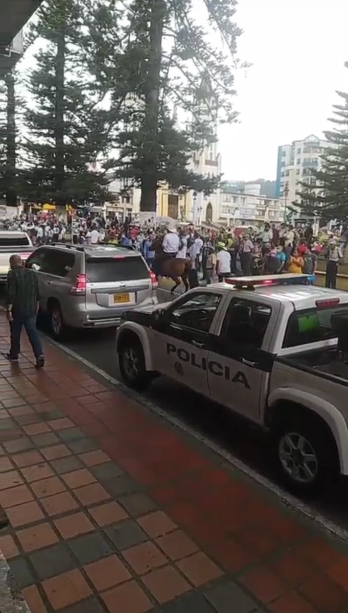 JoseRodrigoToro's tweet image. Sres @PoliciaColombia garantizar la seguridad de @AlvaroUribeVel no da licencia para estacionar sus camionetas en lugares prohibidos y omitir el control en la realización de cabalgatas proselitistas.

Lamento no haber estado en Santa Rosa de Cabal para exigir respeto, indignante.