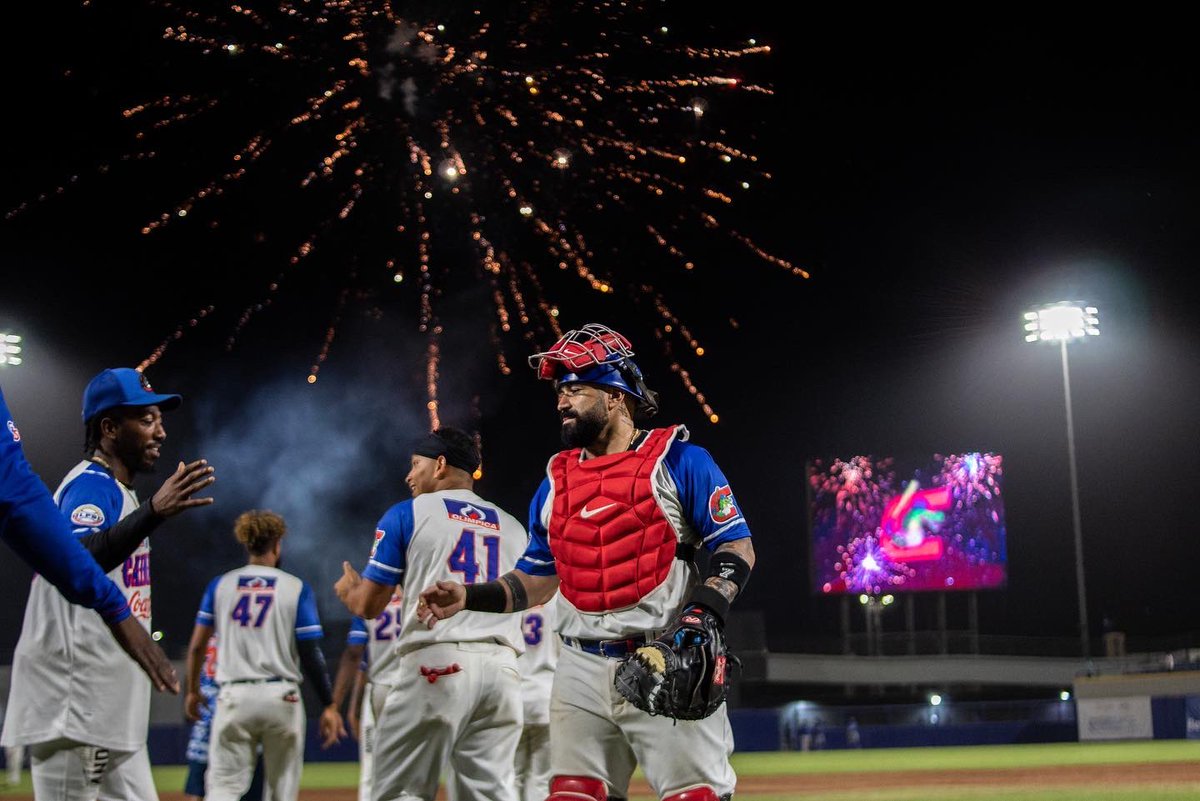 caimanesLPB's tweet photo. 🙌🏼FAMILIA, NO HAY PALABRAS PARA AGRADECERLES.🙌🏼 ESTO ES PARA USTEDES 🔥⚾️🐊 #CAIMANESCAMPEOŃ #CAIMANESDEBARRANQUILLA 💛💚 https://t.co/TDGsuAD2f6