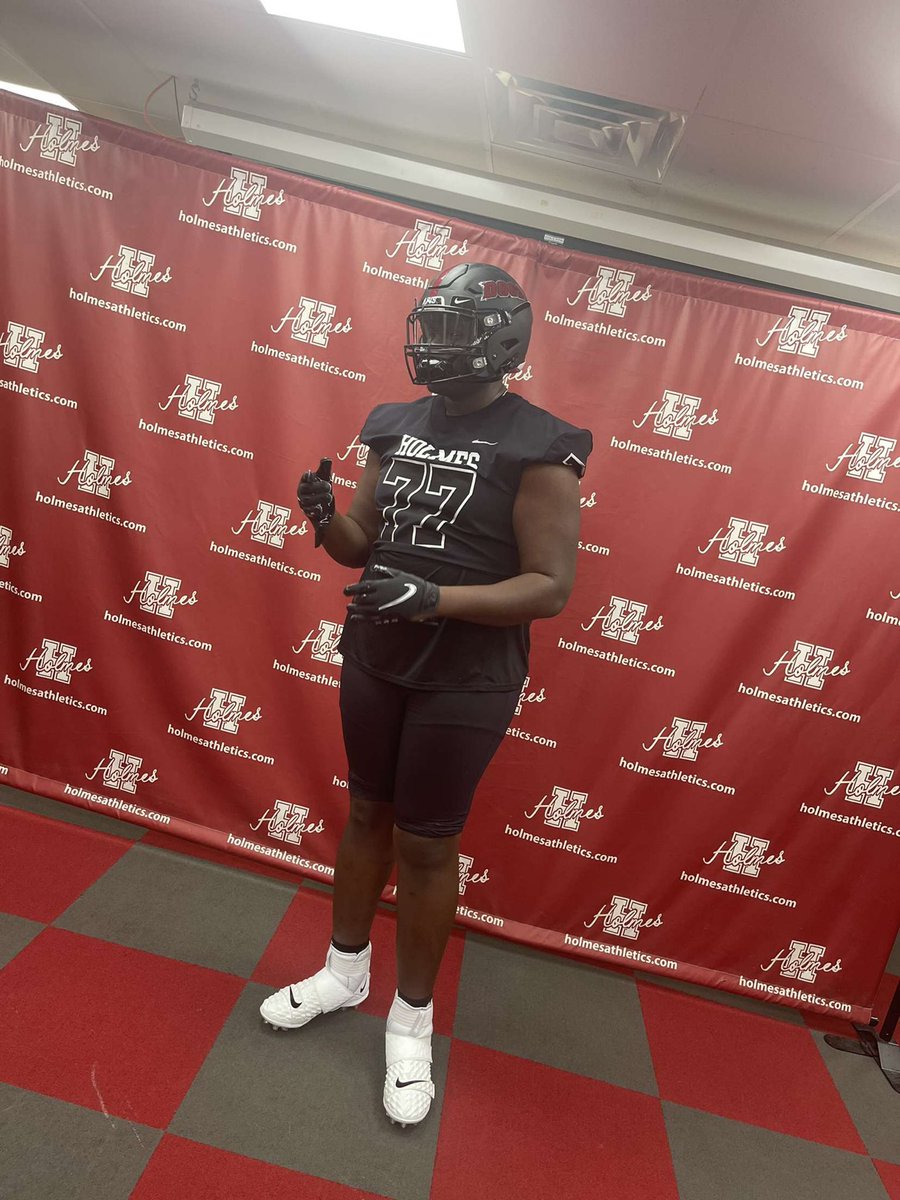 Had a great visit at Holmes Community  College🖤❤️ @OLCoachGeorge <a href="/jaymwhite2003/">Jay White🥶</a> <a href="/MarkelB_78/">✞ K E L L💔☔️</a> <a href="/DJxFRANKLIN/">D.J FRANKLIN .JR</a>