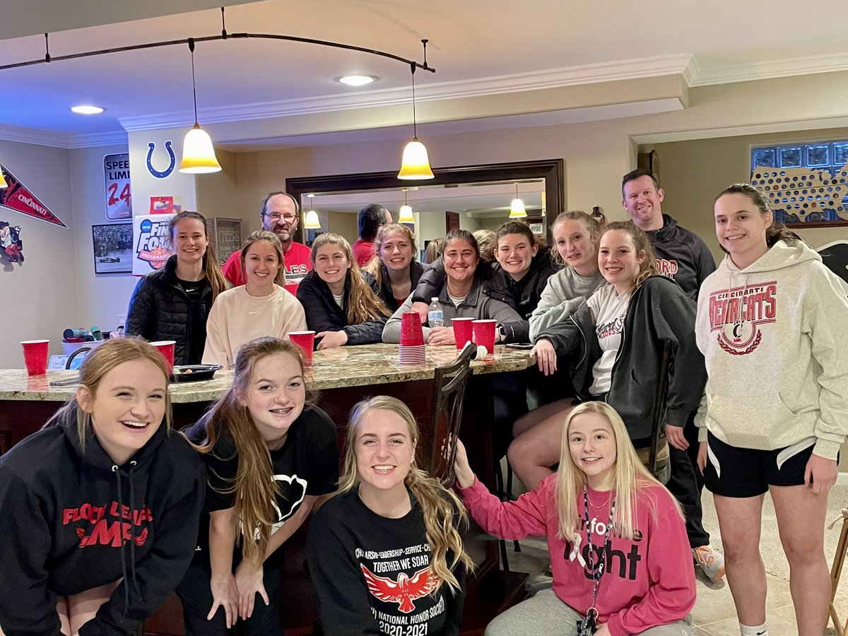 AHills74's tweet photo. Loved having this awesome group over for dinner!  Love those Lady Eagles! ❤️@GirlsBkb  @madalynhills14 https://t.co/OoFR5eX8Yh