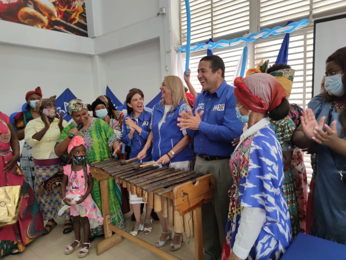 aydeelizarazoc's tweet photo. Recorriendo la bella región del Valle, confirmamos en las comunidades su determinación para progresar. Junto a @NataliaTovarF y @HeyderGomez, compartimos con empresarios y emprendedores sus iniciativas productivas, así como propuestas presidenciales y resultados del @PartidoMIRA. https://t.co/wKqvc0hj0T