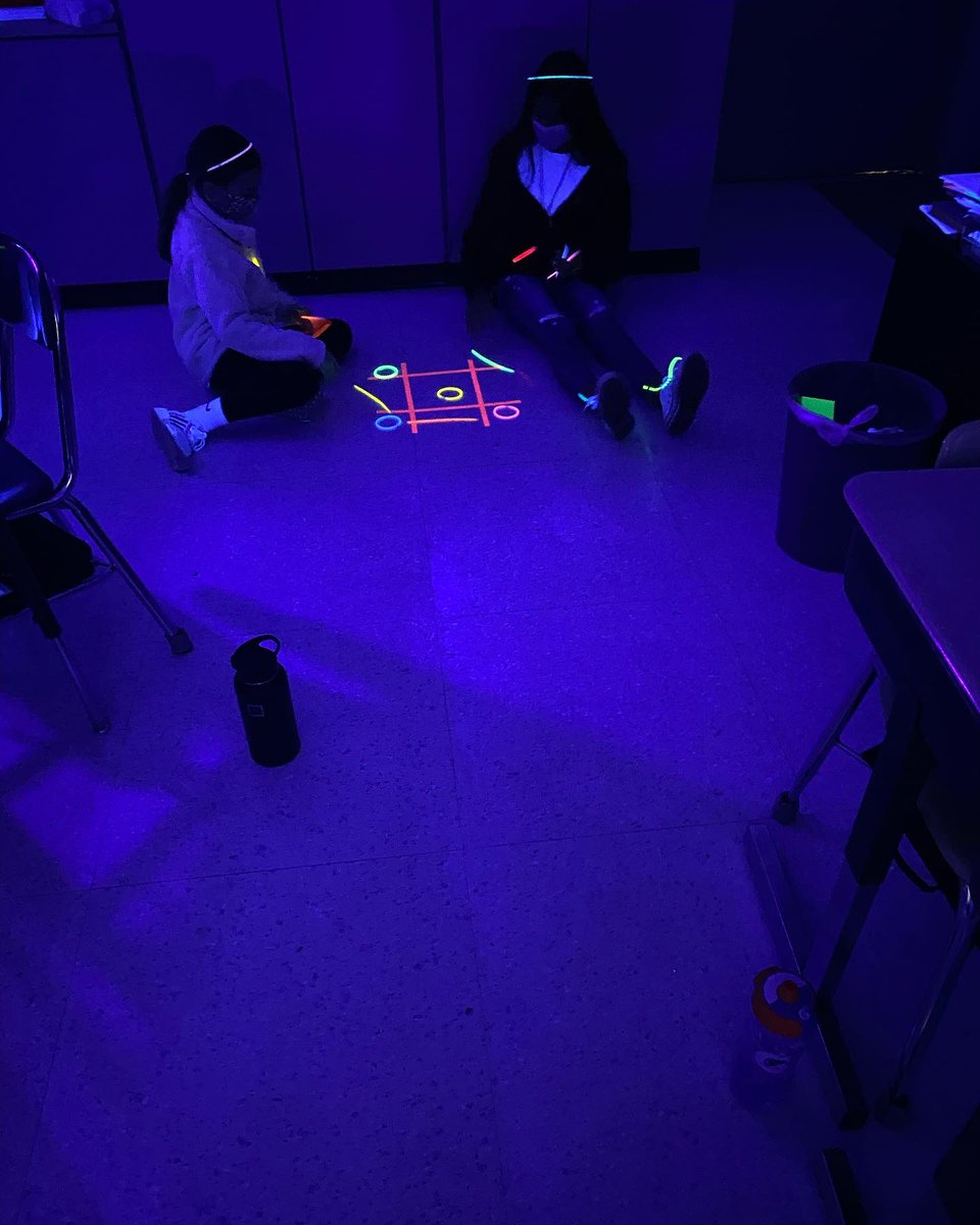 AdriC_5TWI's tweet photo. Glow day is in the books! Tic-tac-toe in our class the kids had so much fun!
Tres en raya en el salón para nuestro día fluorescente. ¡Súper divertido con mis estudiantes! #stony126 #weare126 #5thgradetwi https://t.co/K5tORXgRCc