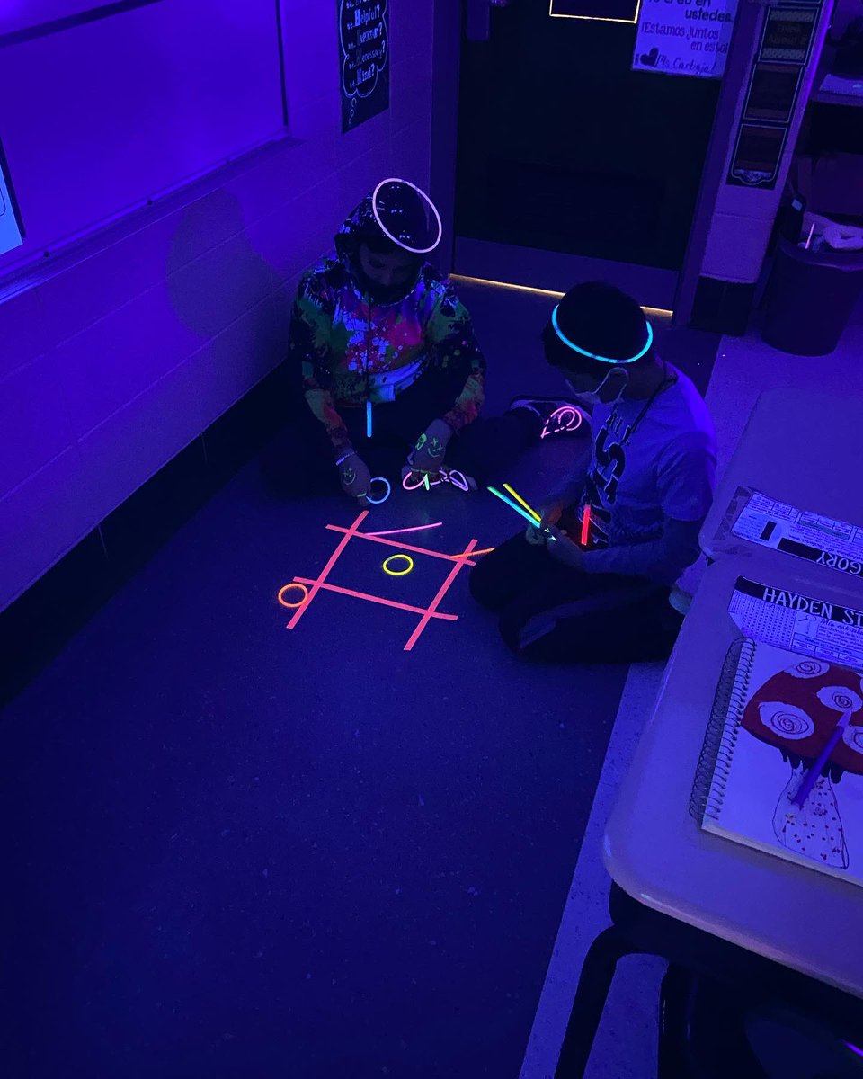 AdriC_5TWI's tweet photo. Glow day is in the books! Tic-tac-toe in our class the kids had so much fun!
Tres en raya en el salón para nuestro día fluorescente. ¡Súper divertido con mis estudiantes! #stony126 #weare126 #5thgradetwi https://t.co/K5tORXgRCc