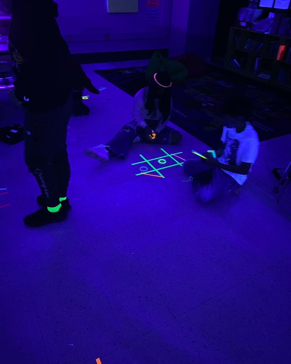 AdriC_5TWI's tweet photo. Glow day is in the books! Tic-tac-toe in our class the kids had so much fun!
Tres en raya en el salón para nuestro día fluorescente. ¡Súper divertido con mis estudiantes! #stony126 #weare126 #5thgradetwi https://t.co/K5tORXgRCc