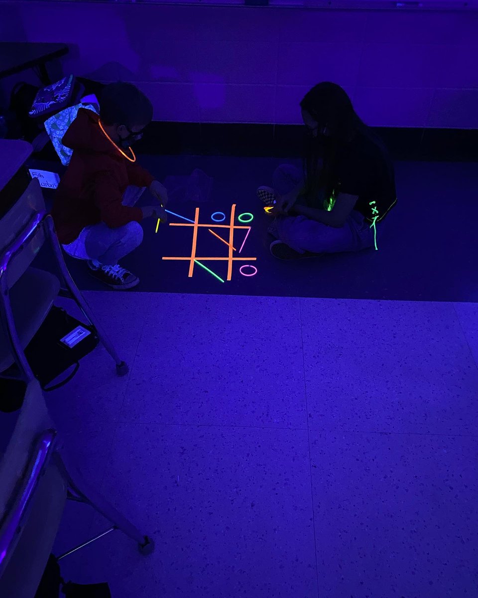 Glow day is in the books! Tic-tac-toe in our class the kids had so much fun!
Tres en raya en el salón para nuestro día fluorescente. ¡Súper divertido con mis estudiantes! #stony126 #weare126 #5thgradetwi