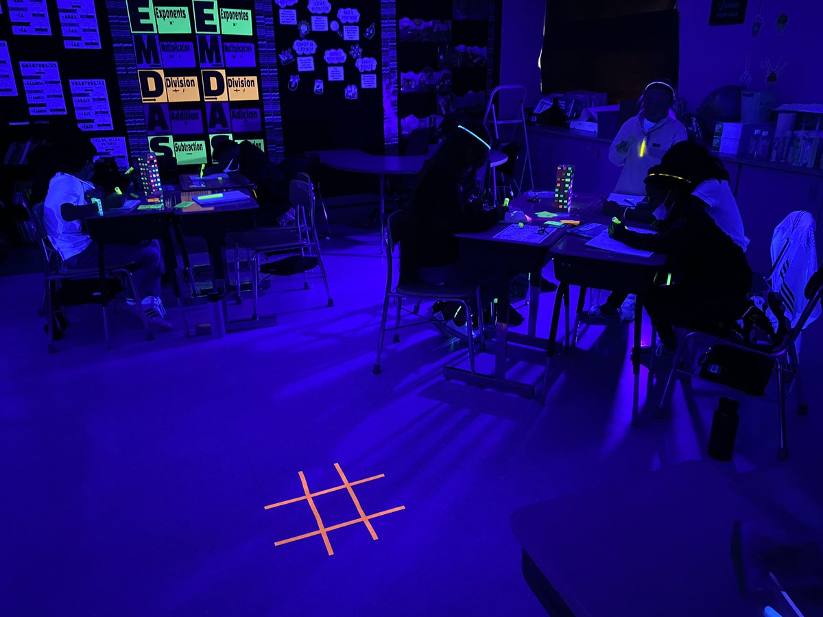 Glow fun in math with Jenga math problems. The kids worked so well and had fun! Diversión fluorescente en matemáticas con un juego de Jenga y problemas matemáticos. ¡Trabajando juntos y divirtiéndonos! #stony126 #weare126 #5thgradetwi