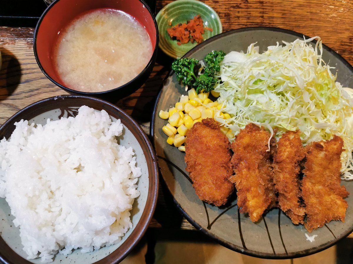 新宿「豚珍館」イカカニセット（イカフライ、カニクリームコロッケ）、ご飯・豚汁お替り自由で、650円はコスパ高い。