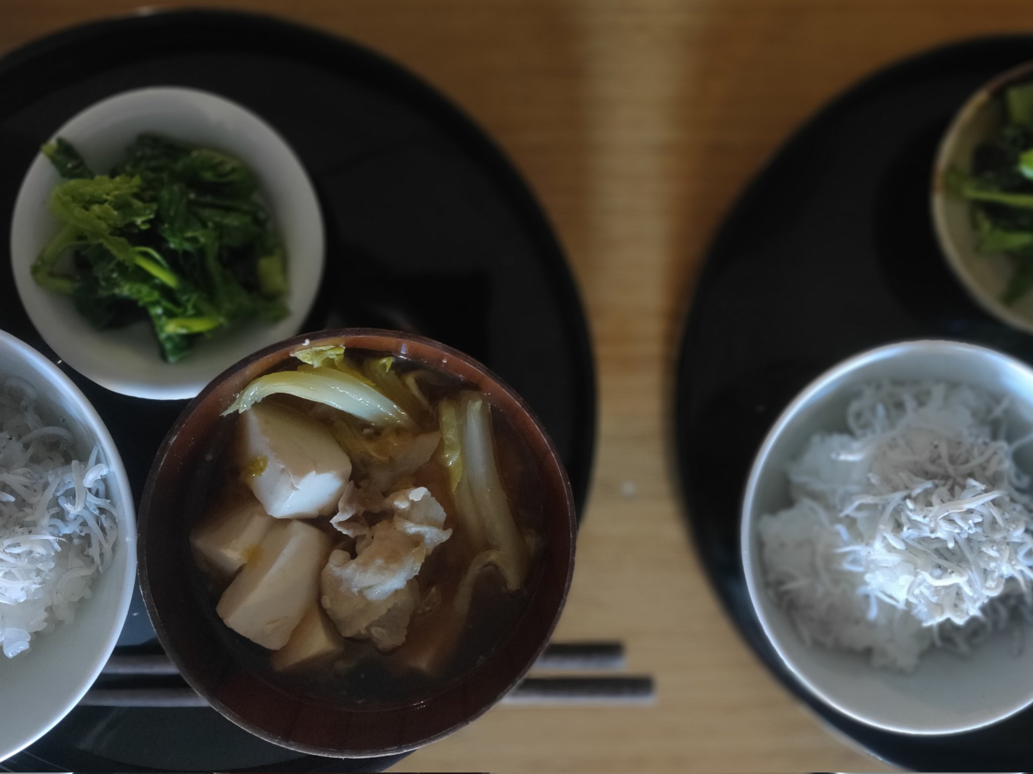 寿木けい 菜の花の焼き浸し 菜の花の季節に必ず作るレシピ 油をひいたフライパンに菜の花を並べて 薄く塩をする 淡く焼き目が付くまで焼いてから だし 醤油とみりん に浸す 炒めるのではなく 焼くのがコツ 他 白菜と豚肉と 豆腐の味噌汁 しらす