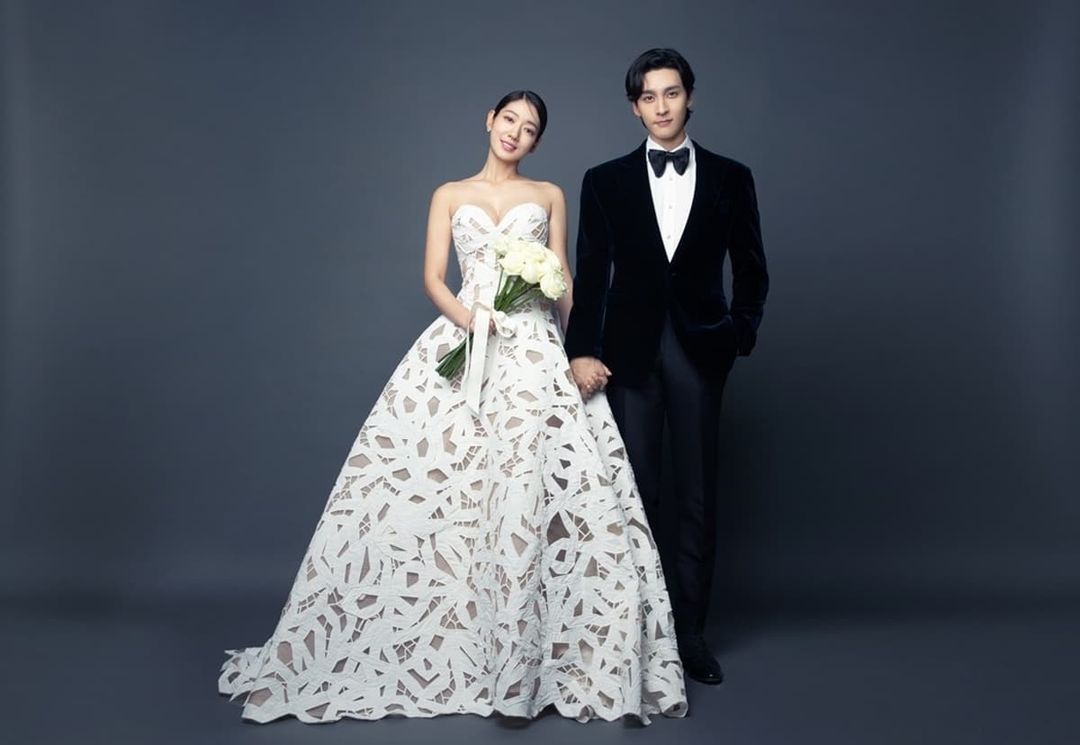 Congratulations to our newlywed couple, Choi Tae Joon and Park Shin Hye! Wishing you lots of love and happiness, here's to a long and happy marriage 🥳💙