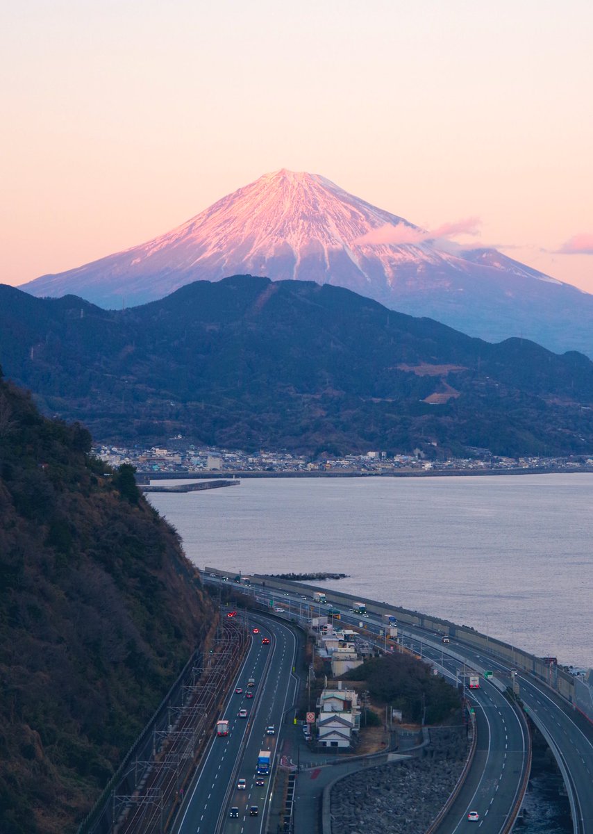 おはあーりん💗です 昨日の撮影した薩埵峠の富士山 夕暮れ時の景色も綺麗でした🥰 あーりん出演番組で紹介された ので勝手に聖地にしちゃおw😅 今日も一日、がんばーりん💗