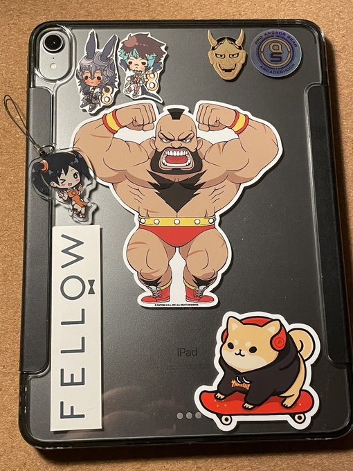 Now they get to hang out with the red cyclone, she also made this phone charm of my main Xiaoyu a few years back. She makes lots of cool ffxiv and fighting game arts and merch ✨✨ 