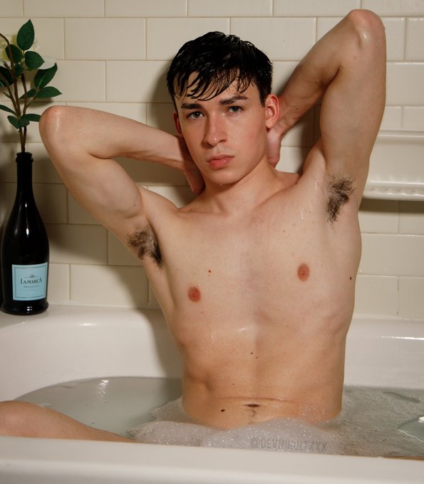 something's in the water https://t.co/9CgF0sN9Kk