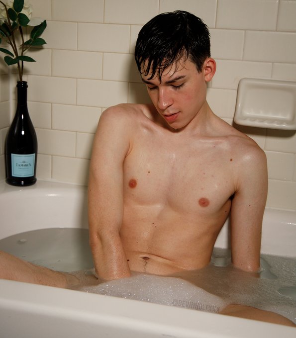 something's in the water https://t.co/9CgF0sN9Kk