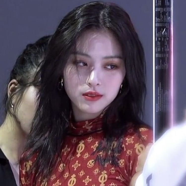 otpyeji's tweet photo. THAT STARE. I AM ORBITING. IM SHITTING BRICKS RYUJIN PLEAD https://t.co/MdZnBuVY78