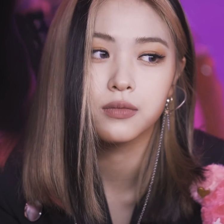 otpyeji's tweet photo. THAT STARE. I AM ORBITING. IM SHITTING BRICKS RYUJIN PLEAD https://t.co/MdZnBuVY78