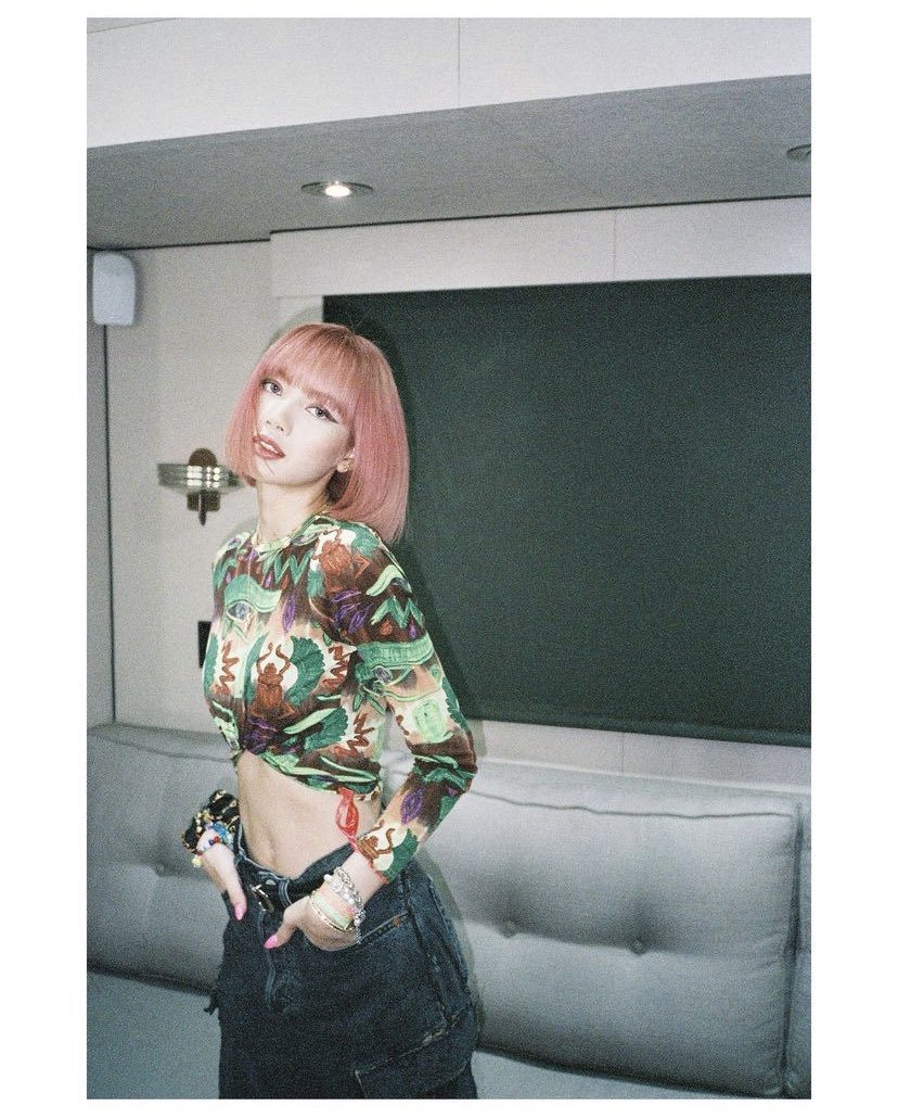 dailyblackpnk's tweet photo. Lili’s best trips from 2021 🌸 https://t.co/LLvTAI1F7Z