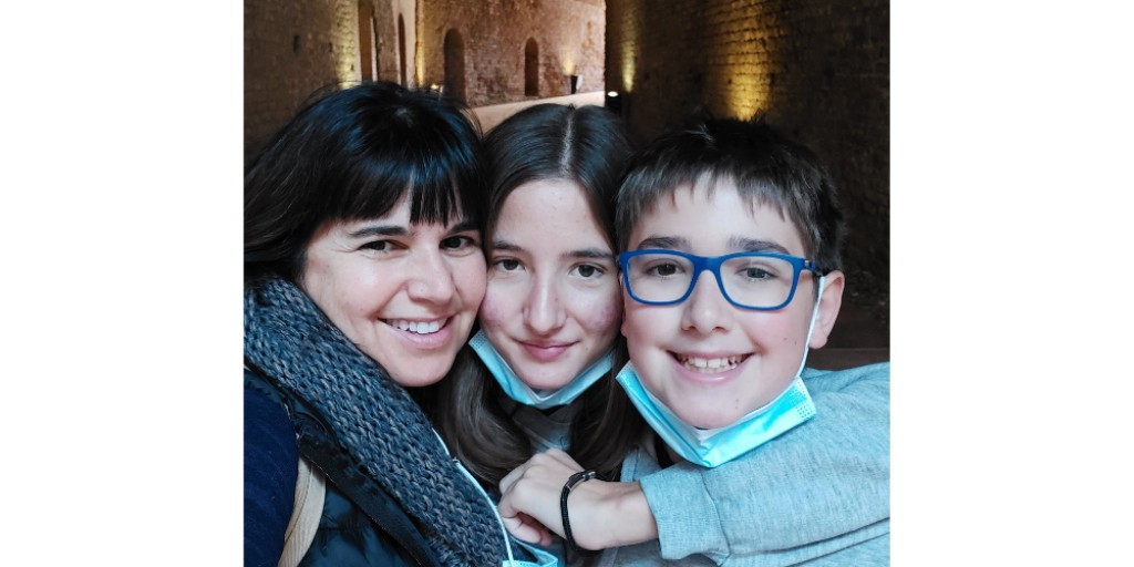 rosariobcn's tweet photo. 😝 ¿Sabías que hoy es el 'Día Internacional del Abrazo'? Cuando mi hijo Ferran tenía 8 años, me dijo que quería 'Vitaminas A, B y C'. Yo no sabía de lo que me estaba hablando, pero él me dijo: 'Abrazos, Besos y Caricias'. Así que, haced caso al niño, por favor! 😂 #diadelabrazo https://t.co/kG5eFox17G