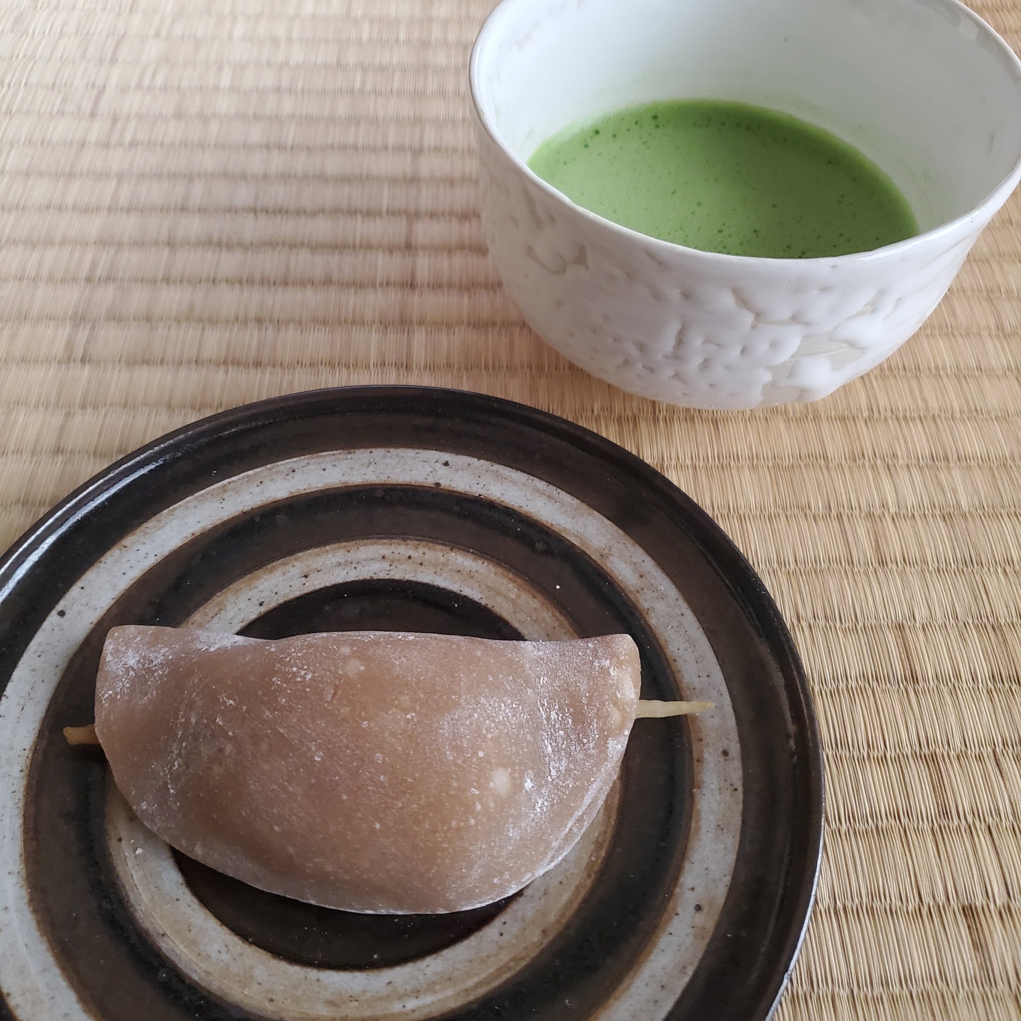 茶道体験カメリア 老松さんの花びら餅 The 餅 という程にしっかりとした羽二重の花びら餅 食べ応えがあります この時期は海外のお客様にお出しすることも多く お味噌と牛蒡 大丈夫かしら と思ったりもするのですが皆様 ぱくぱく召し上がられます