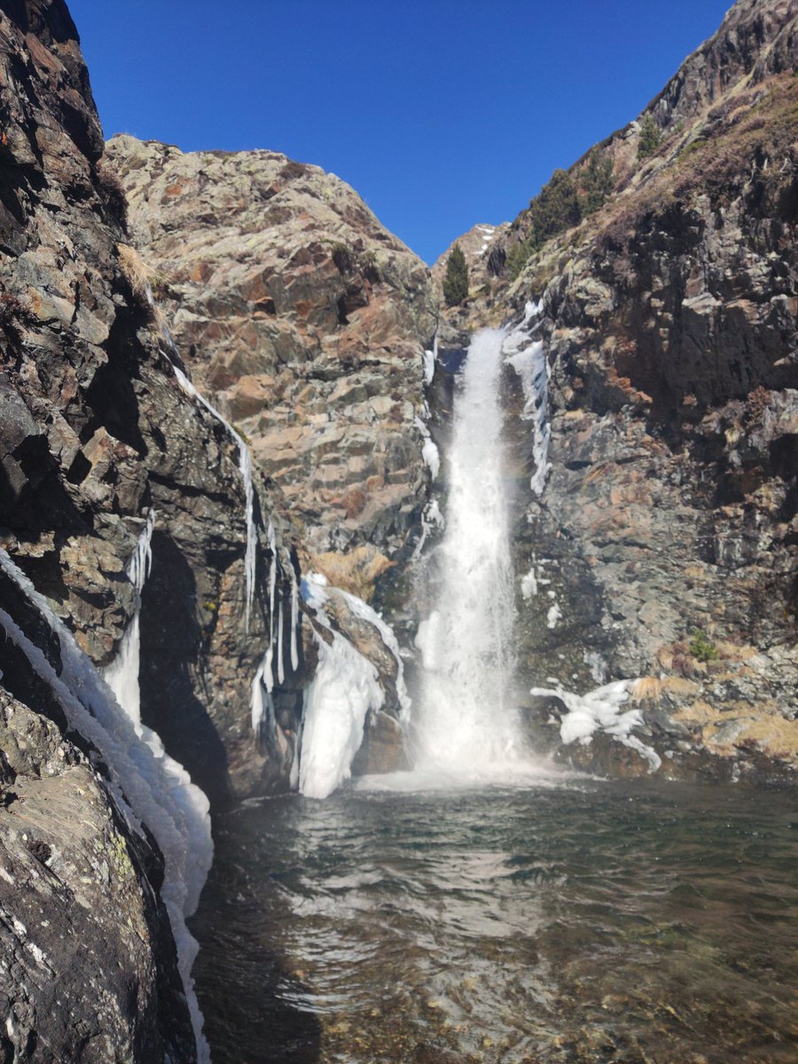 BcnAventuras's tweet photo. Cabdella - cascada valle de la Riqüerna #rutasdeagua #lleida #catalunya @andyxxiiv https://t.co/VNr3d1buwo