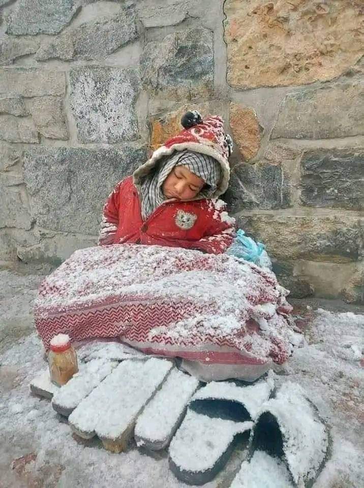 OmidFarooq's tweet photo. Hey world, can you see the plight of Afghan children? You barely can hold your tears while seeing this picture. https://t.co/8rp0kRVAuV