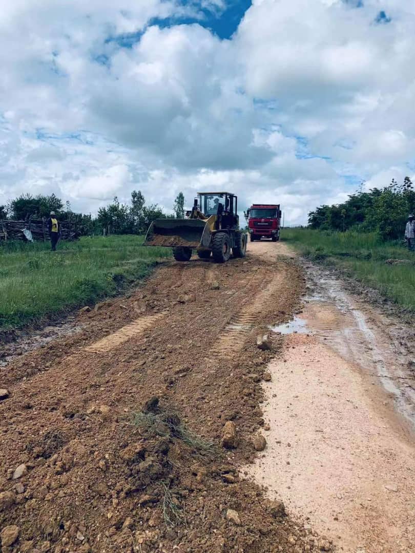 coussiem's tweet photo. @Inizhaa @daddyhope @Yvonne_Maphosa Here I led my company (that I work for) repairing the road linking Mbiri Shops to Hankie kwaNhema in Shurugwi. The road has been badly damaged by the rains https://t.co/a9FrAWpbFH