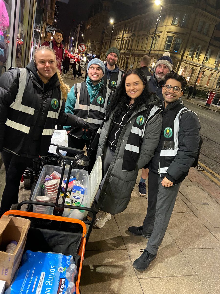 feed_manchester's tweet photo. We met some beautiful souls on Friday evening. Although everyone was freezing, it didn’t stop the warmth and positive energy coming from our homeless friends on the streets.
Thank you for the donations. The heat warmers and warm clothes were much appreciated
#FeedManchester
🐝💚 https://t.co/7RMEr01gs5