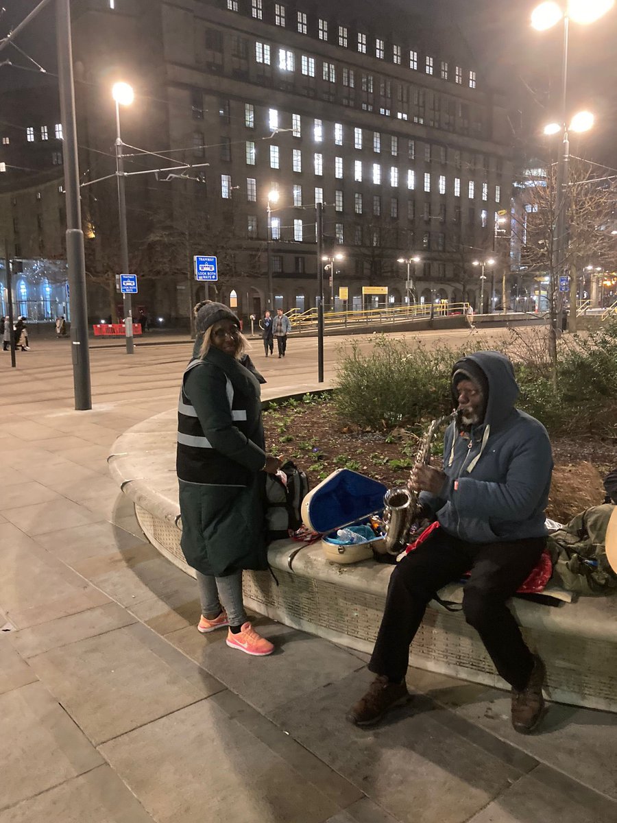 feed_manchester's tweet photo. We met some beautiful souls on Friday evening. Although everyone was freezing, it didn’t stop the warmth and positive energy coming from our homeless friends on the streets.
Thank you for the donations. The heat warmers and warm clothes were much appreciated
#FeedManchester
🐝💚 https://t.co/7RMEr01gs5