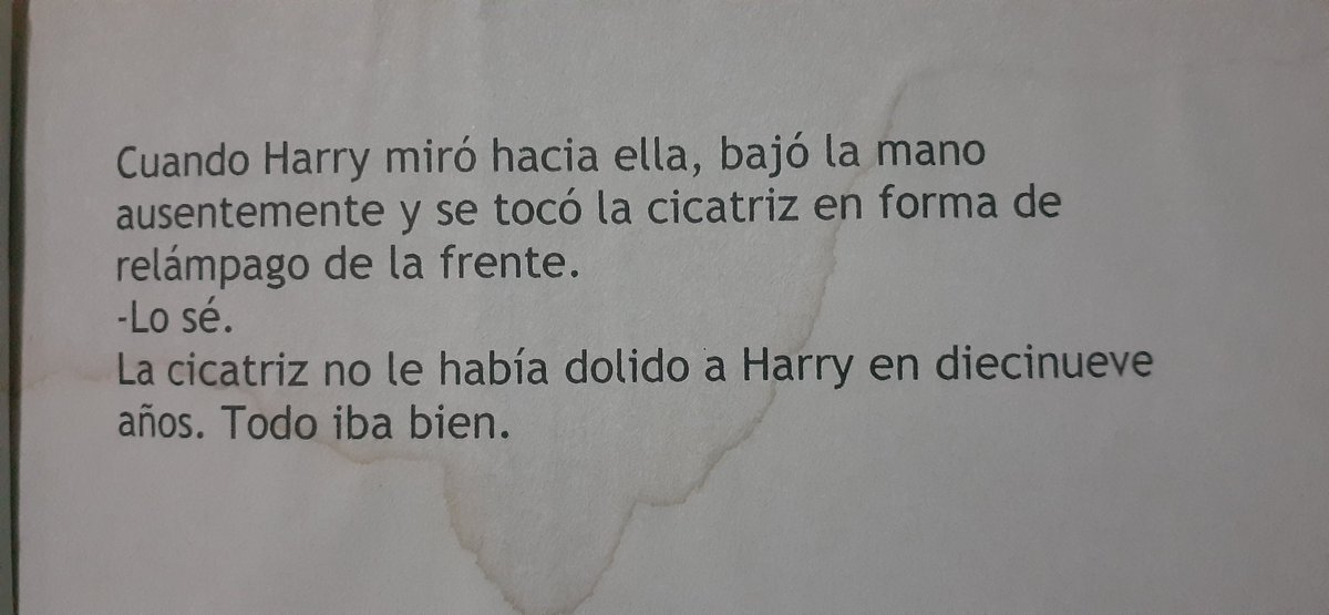 OctavioPetit's tweet photo. #FinalDelLibro7 la pelea final es MUY diferente incluso lo que ocurre con la varita al final es totalmente distinto ¿me disfruté el libro? Horriblemente, se me salieron lágrimas y todo, honestamente, la mejor saga 💙 #AlwaysPotterhead https://t.co/WJYQuBrEtA