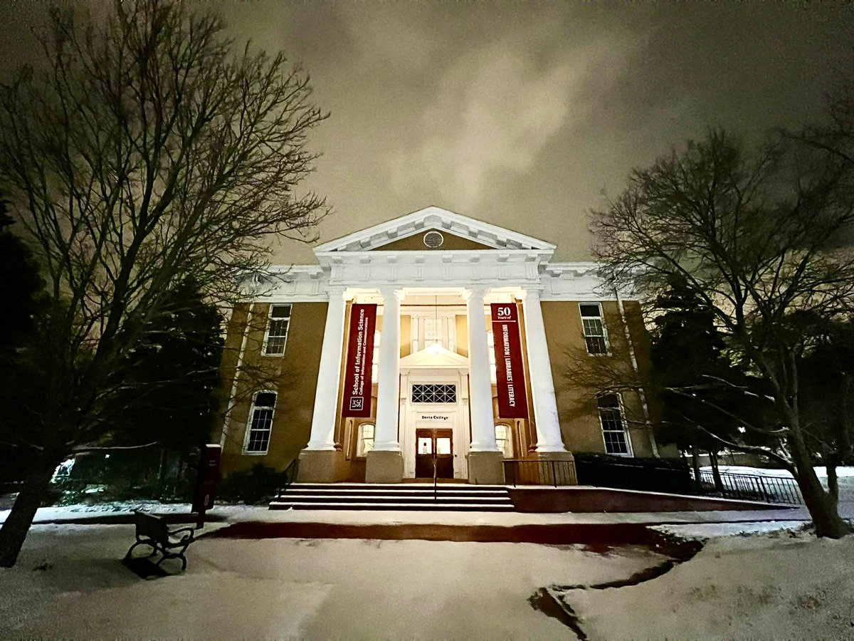 UofSC's tweet photo. Scenes from around snowy campus.🤩 https://t.co/0GeF0LzgRo