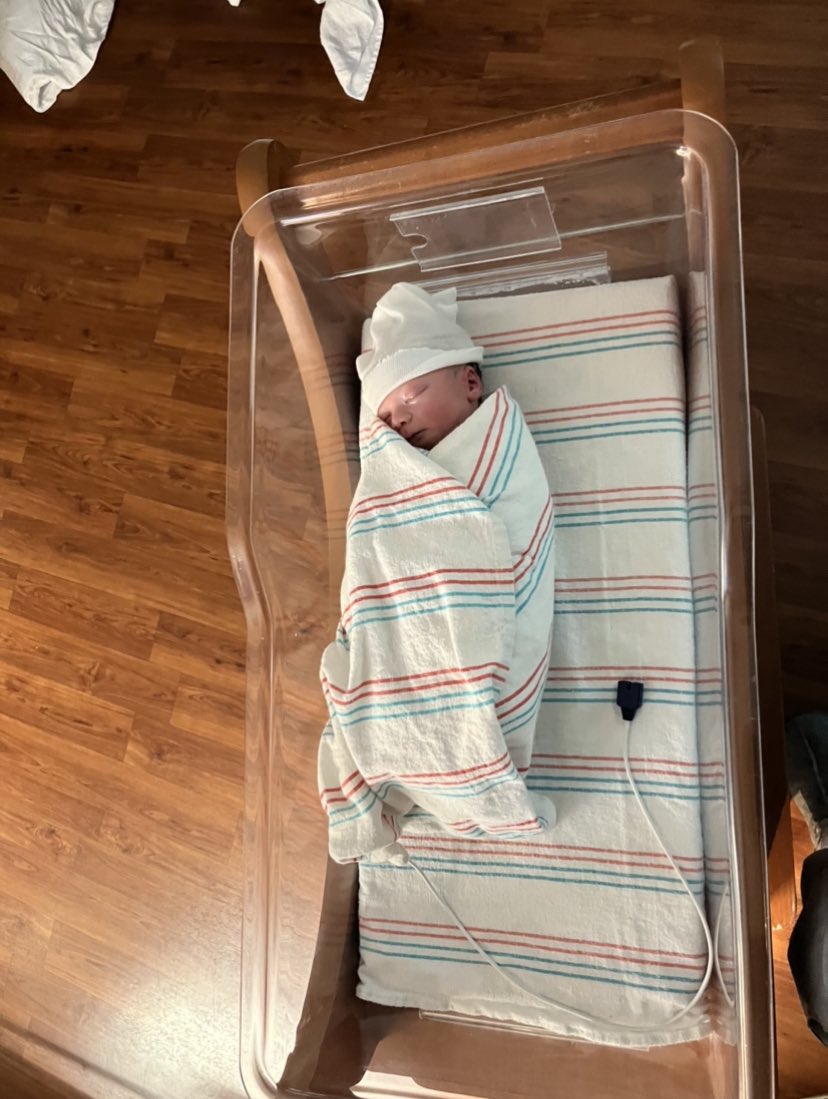 On January 20th at 12:10pm our 5lb 10oz little Legend was born!!
 Mommy and daddy love you so much little one!!💙💙