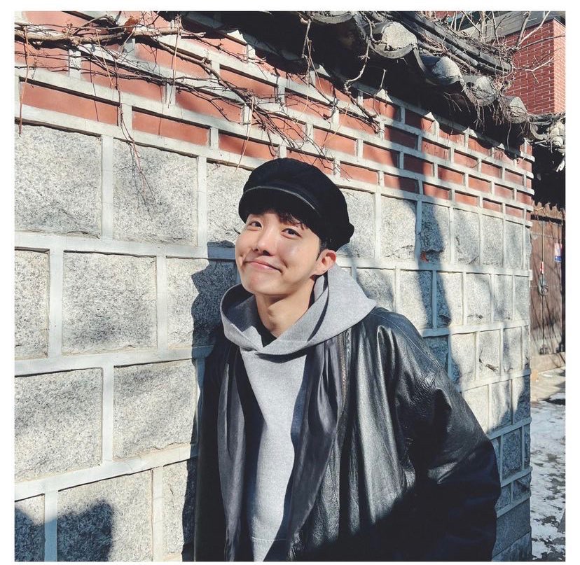 _Thtrang_01's tweet photo. Cái ảnh cười xinh xỉu 😍
#JHOPE #BTS @BTS_twt https://t.co/tNs6CXtItq