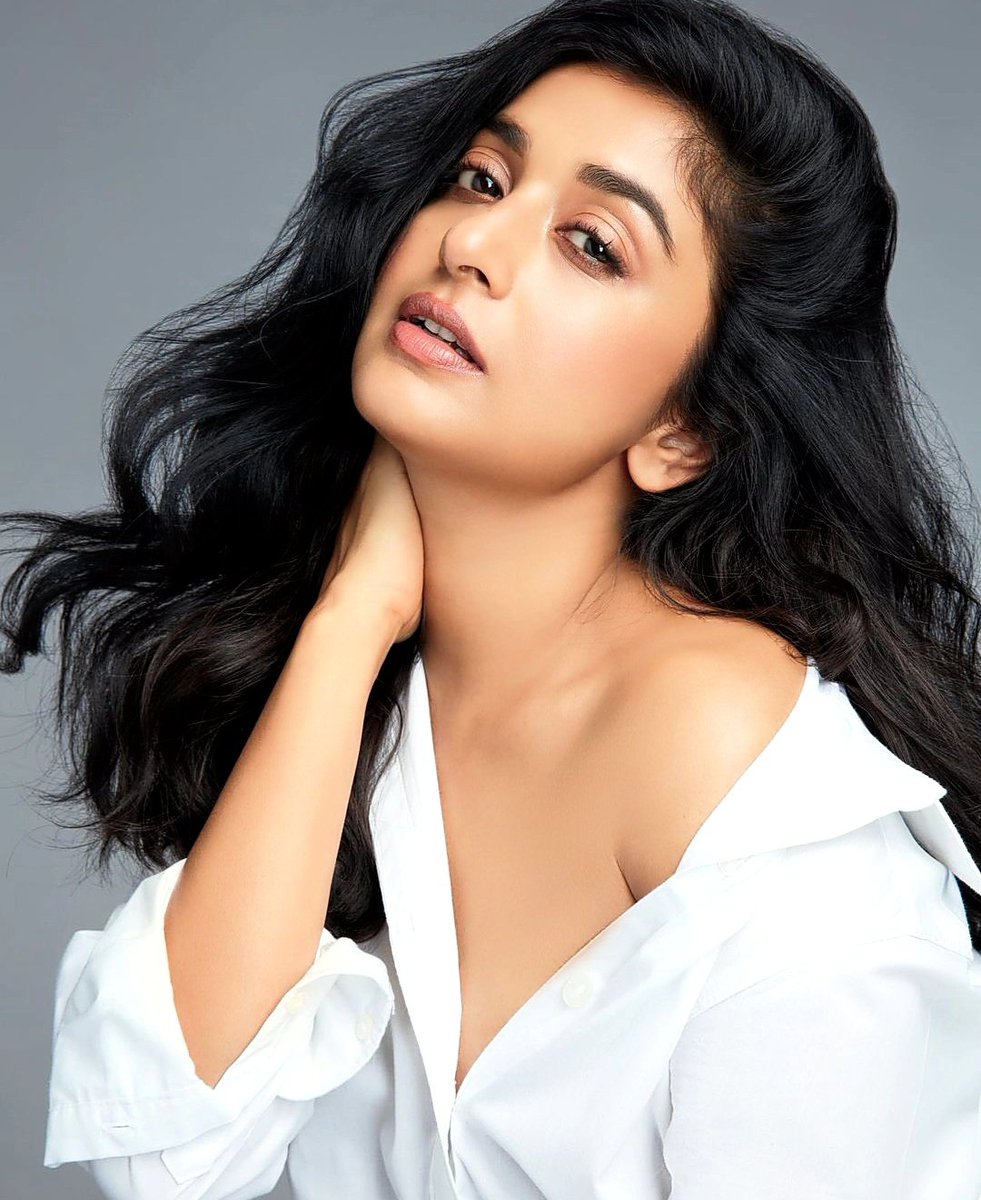 letsxCinematica's tweet photo. Meera Jasmine 🤩🤩🔥🔥😋
Innallu gap icchava papa
Manchi comeback 🔥🔥😋😋 https://t.co/TvvxBGlul1