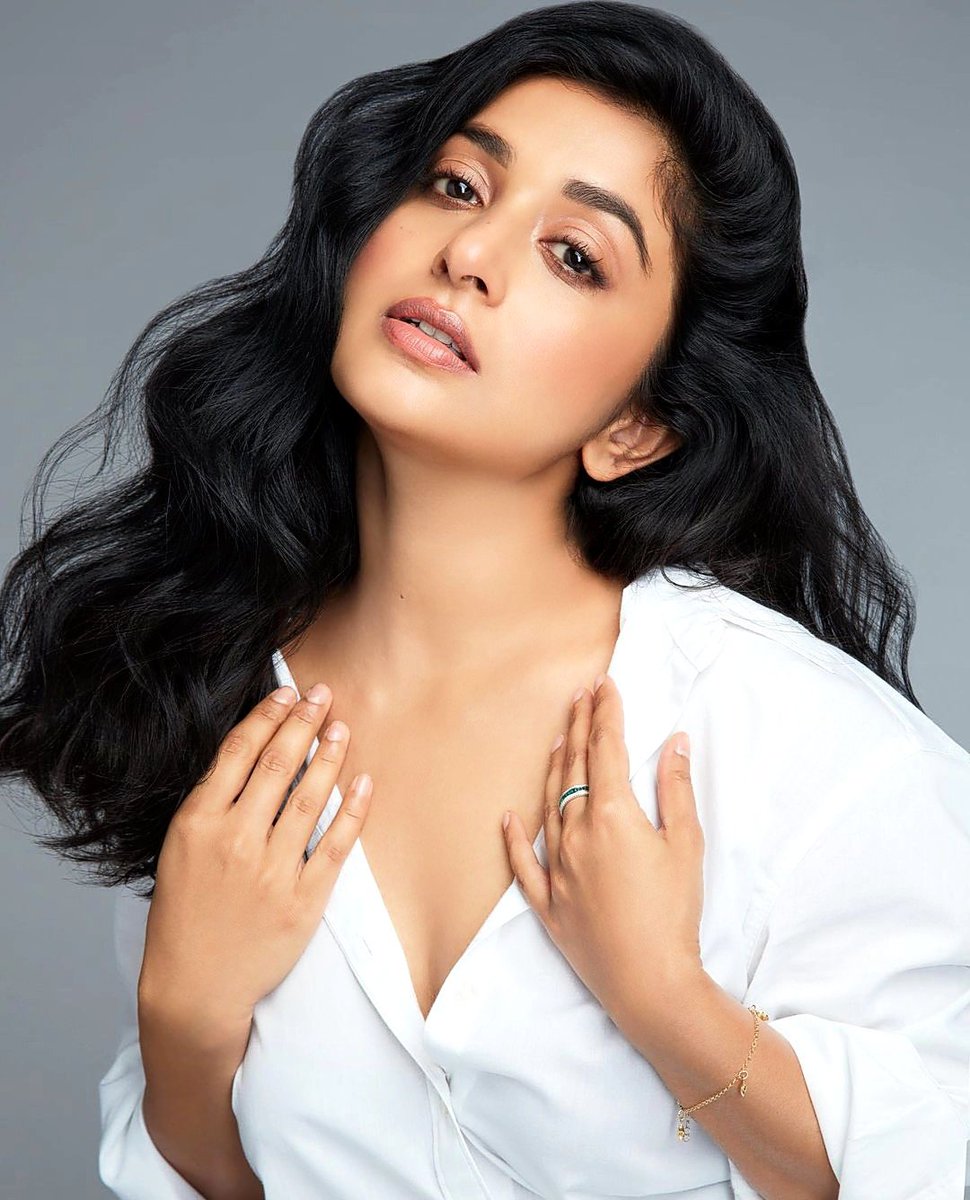 letsxCinematica's tweet photo. Meera Jasmine 🤩🤩🔥🔥😋
Innallu gap icchava papa
Manchi comeback 🔥🔥😋😋 https://t.co/TvvxBGlul1