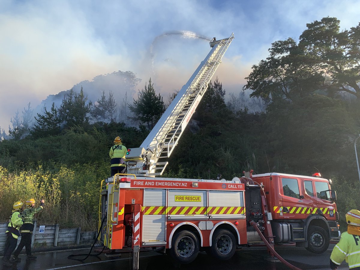 TheDonRood's tweet photo. Quick work by the fire fighters and helicopters have turned the flames back at this spot to the relief of nearby house holders https://t.co/1gL8V9JTdV