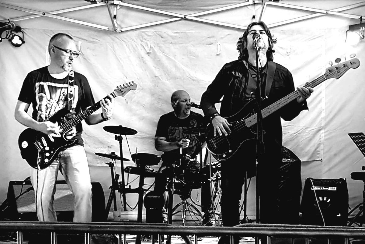 kharmaand's tweet photo. 12.2.2022. @TheRoyalOakTW 8pm. Get your dancing shoes. Simples. #TunbridgeWells #livemusic https://t.co/tp36ukN4ga