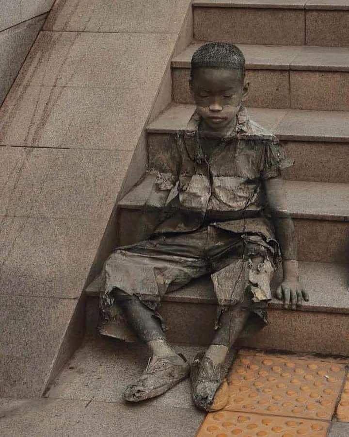 DBking85's tweet photo. Lo street artist #kevinlee ha definito questa sua opera “l’invisibilità della povertà”. Colpisce al cuore.
#DBArte #BaroArte #arte #art https://t.co/t6qp5LyXnf