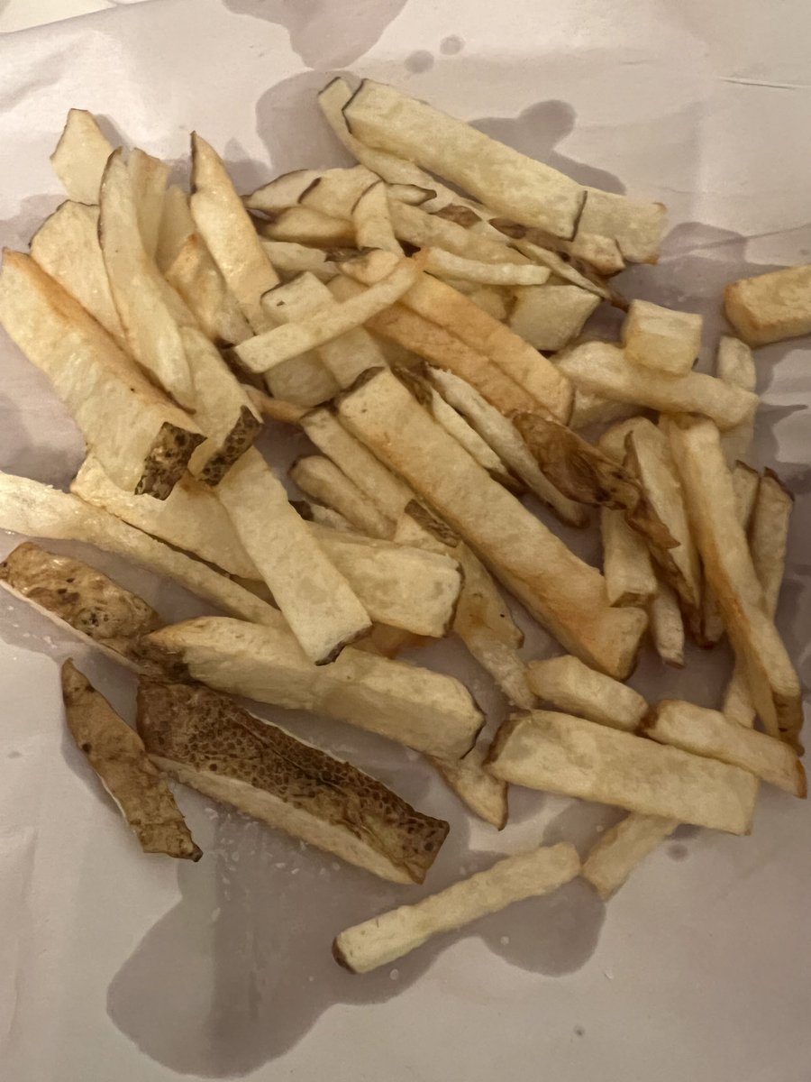 kate_imua's tweet photo. どうしてもフレンチフライが食べたくなったので少しでも健康的にしたいと思ってジャガイモから作ってみたけど美味しい健康的な美味しさがする https://t.co/1CcS3co62B