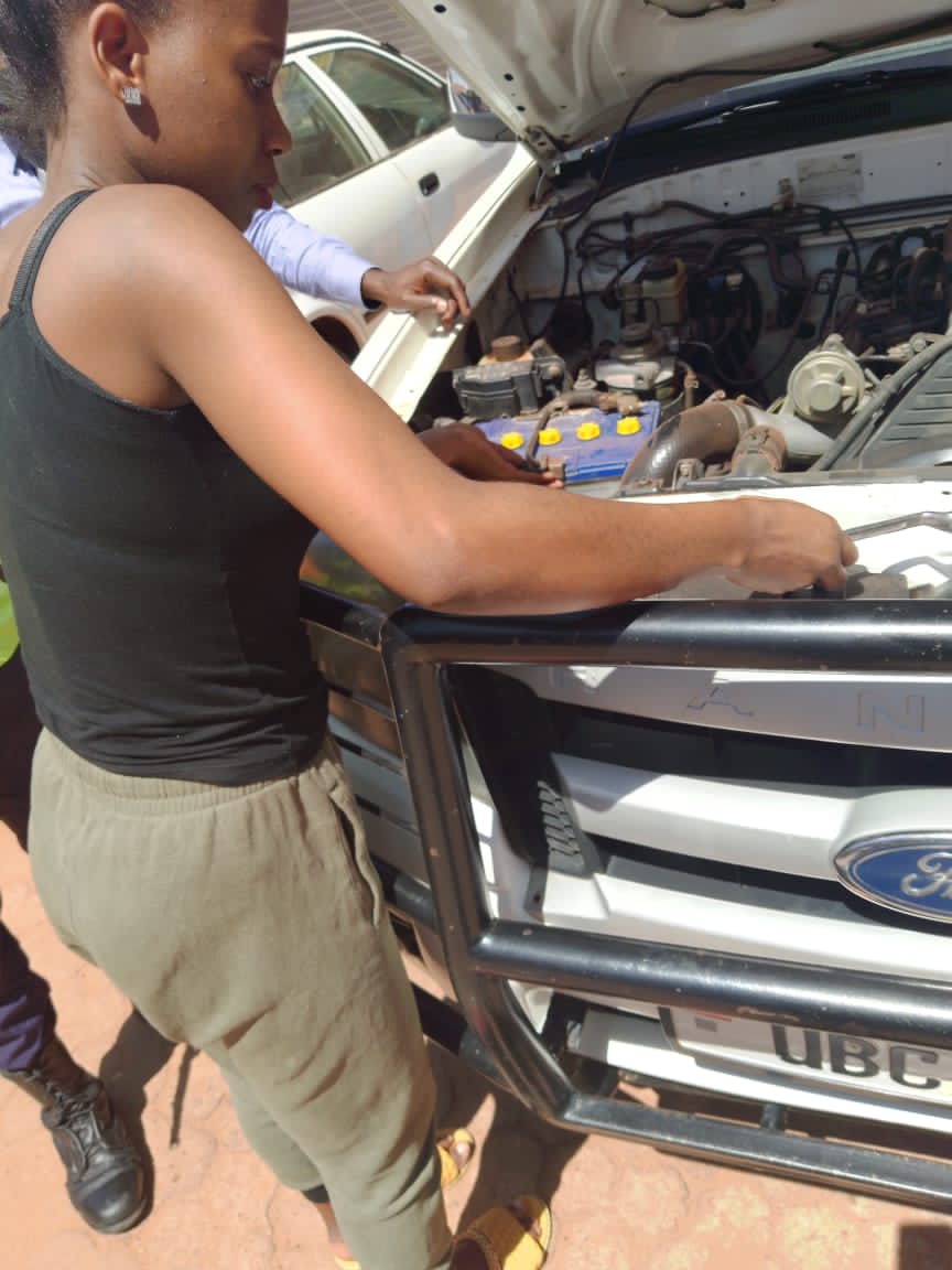 ninsiima_emilly's tweet photo. When you support a woman you are supporting all mothers🤱. Kindly retweet for me, I sell and install 

#CARBATTERY of different brands; 1. #chlorideExideMF (1yr warranty)
2. #Mixtech (2yr warranty)
3. #Synergy  (2yr warranty)
Call/watsap 0754164744 https://t.co/A6Oy3ZZYB0