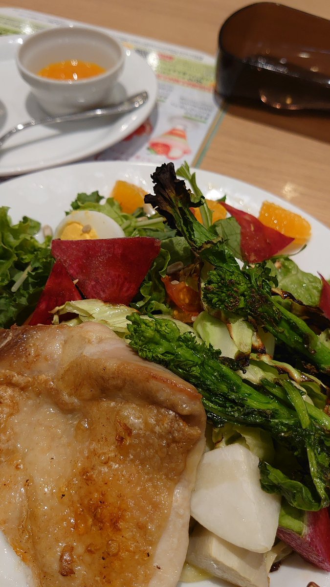デニーズで…遅めな昼 サラダと鶏肉です♡ ネーミング なんだったかな 忘れた。