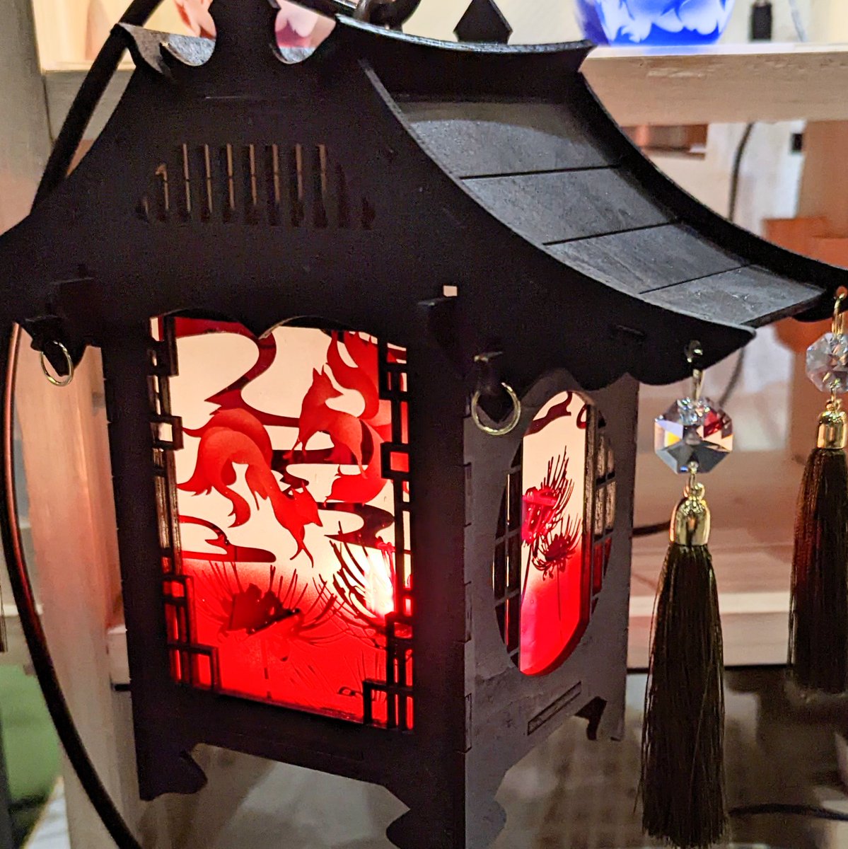 狐の行灯　with 行灯用屋根 and 飾りです。