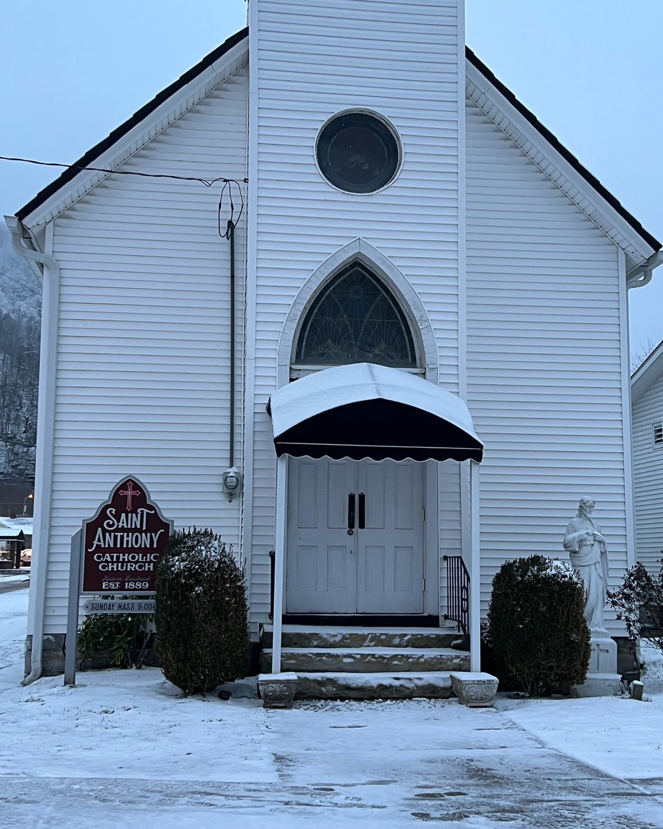 KyMtLaurel's tweet photo. We salute Saint Anthony Catholic Church located in the City of Pineville. God’s plan can be discovered by seeking His Will. #KMLF churches Saint Anthony Pineville and St Julian Middlesboro share and partner together in His service and ministry. #SnowEdition https://t.co/8p1Lxwznrg