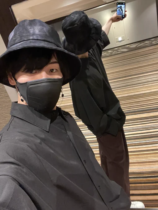 仕事で真面目な自撮り送ってくれって言われてもどうしても余計な1枚送っちゃう病気ほんと治らない 