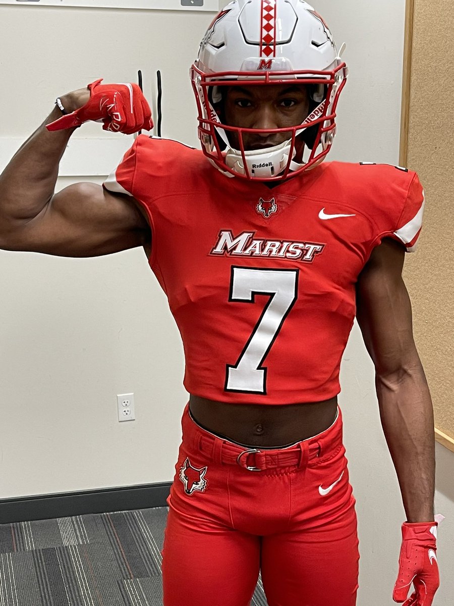 KennethSmiley17's tweet photo. So proud of my son!! Awesome visit at Marist! #iamparrissmiley @parris_smiley @BlingByTerra @SteveDAnna1 @CSAPrepstarNY https://t.co/xj89dUN49p