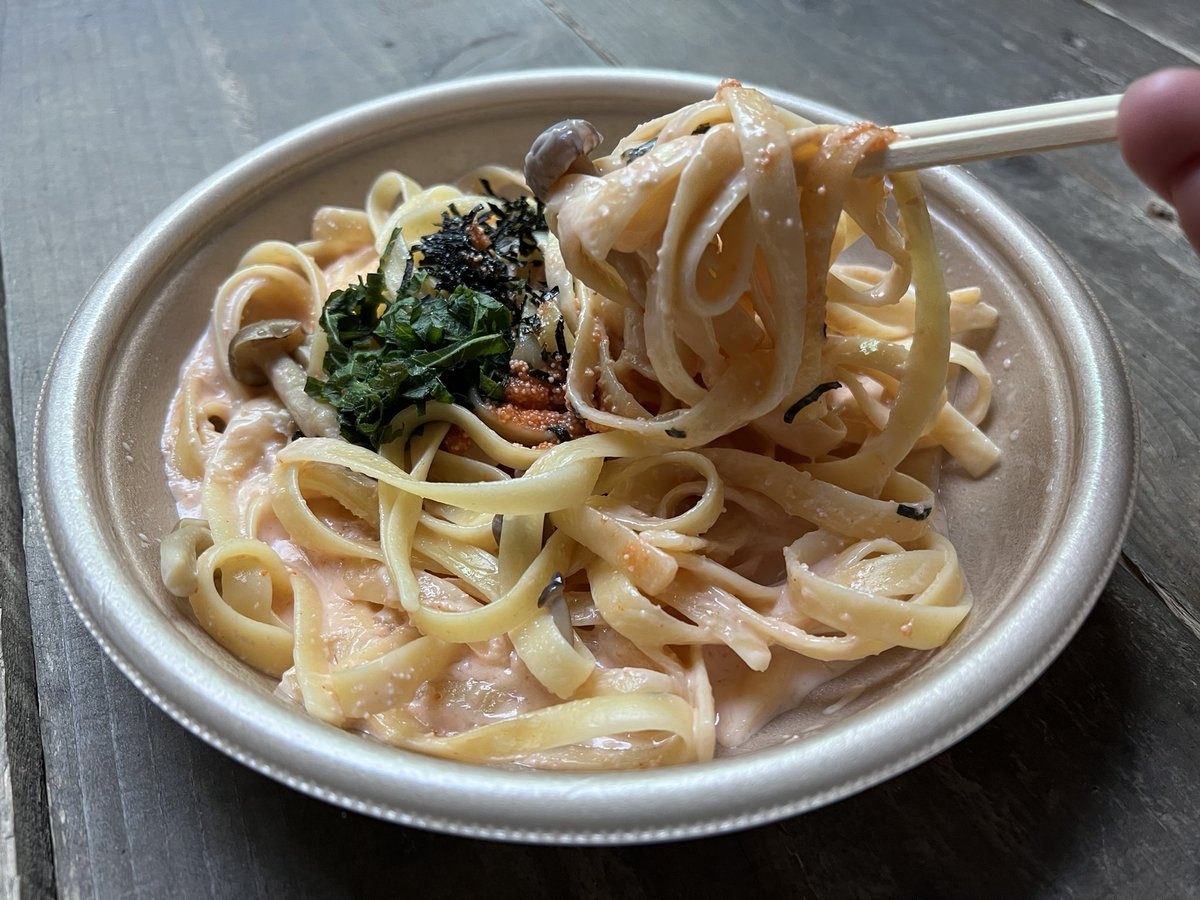 conveni_diet_'s tweet photo. セブンが本気出してきた…脂質13gの濃厚「明太クリームパスタ」極太もちもちのフィットチーネ生パスタに明太ソースが絡んで旨すぎ優勝。そしてさすがの…たんぱく質21g、食物繊維6.8g、糖質も程よいホボ完全栄養食。誰が見た目でダイエット向きパスタって分かる？しかも1コインという驚きのコスパ https://t.co/p9eBY2fL2T