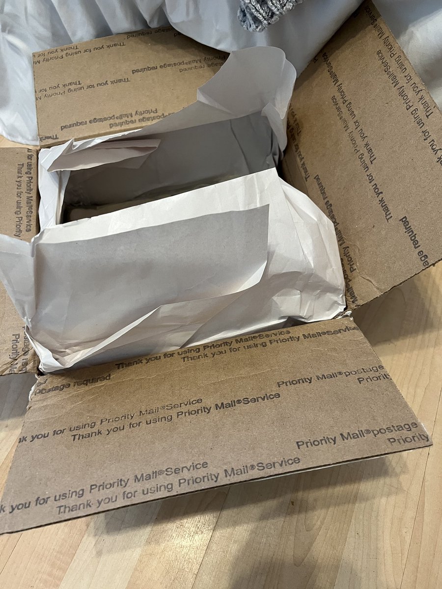 kate_imua's tweet photo. お母さんから荷物が届いて中見てみたらアクセサリーが入ってて、こんなメモが.....なんかこういうジュエリーを”受け継ぐ“とか憧れてたから嬉しい...... https://t.co/HgwC2lC1N1